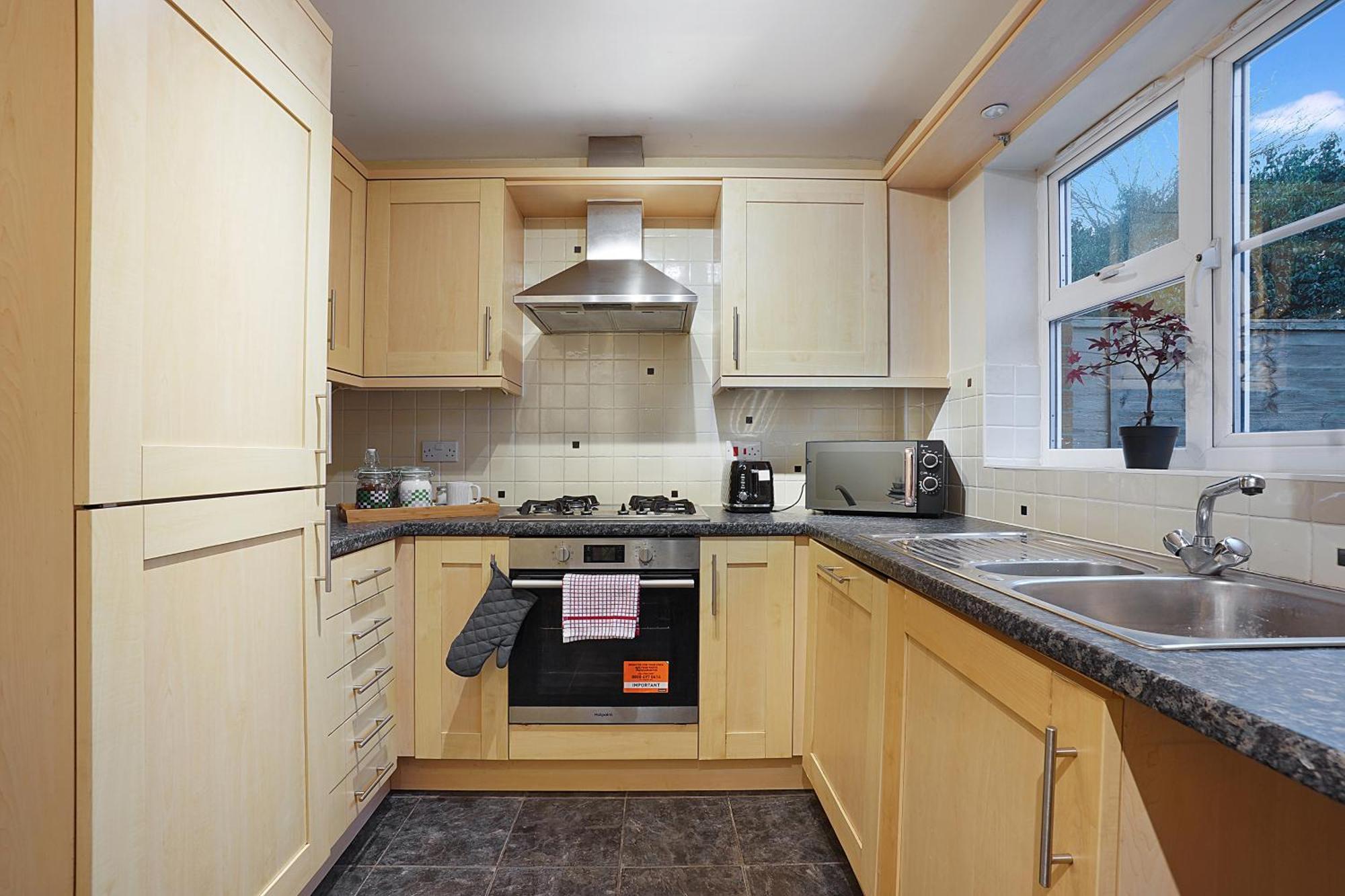 Comfortable Stylish Townhouse In Ashford Sleeps 5 Netflix 2 Parking Spaces Perfect For Contractors And Families المظهر الخارجي الصورة