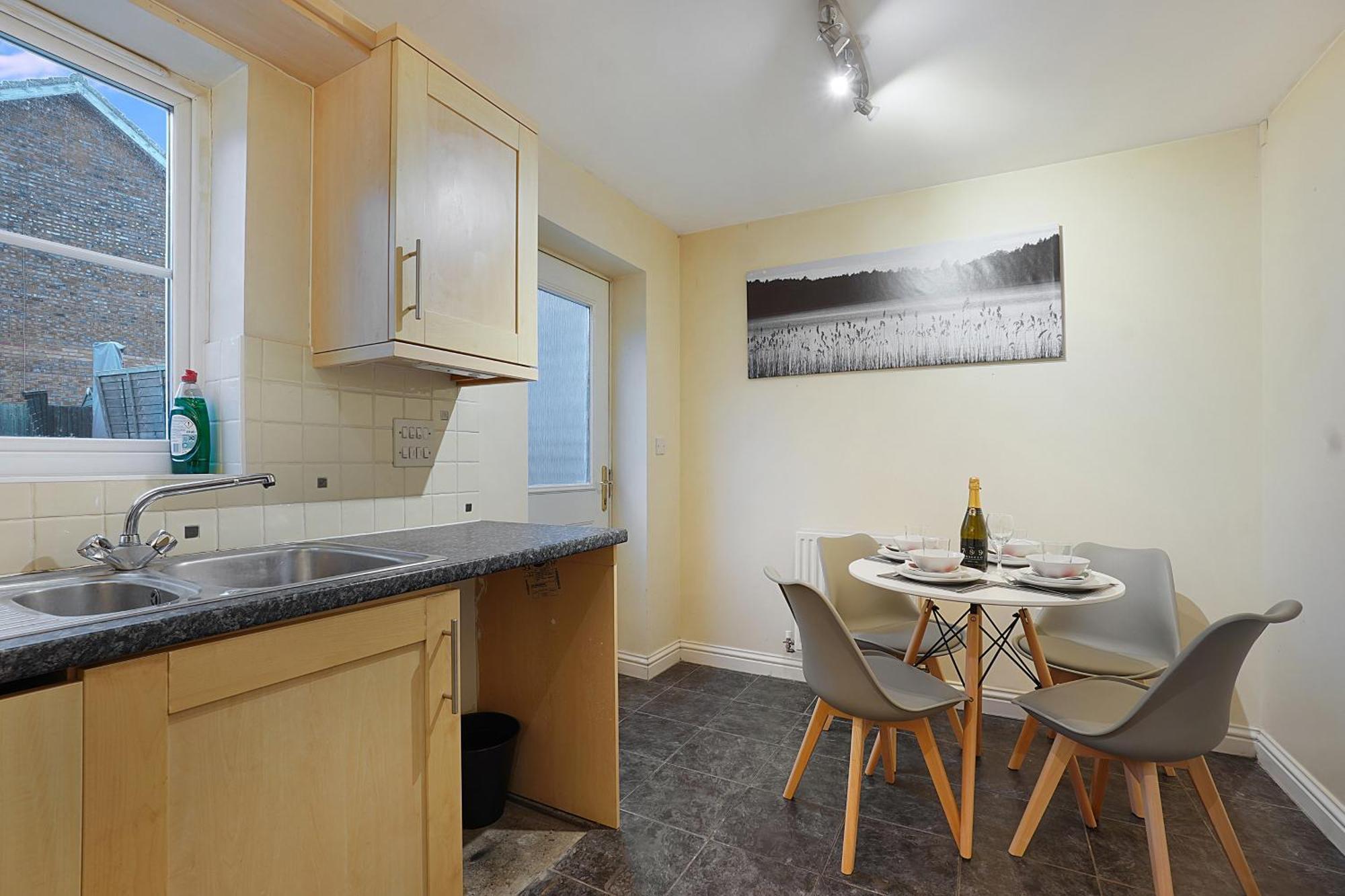 Comfortable Stylish Townhouse In Ashford Sleeps 5 Netflix 2 Parking Spaces Perfect For Contractors And Families المظهر الخارجي الصورة