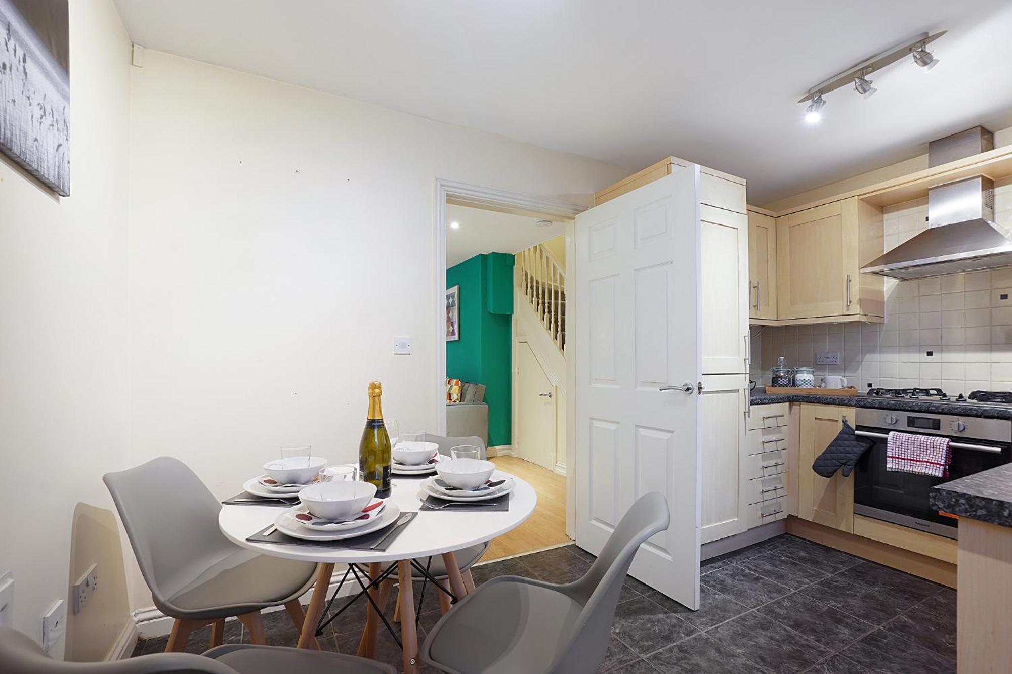 Comfortable Stylish Townhouse In Ashford Sleeps 5 Netflix 2 Parking Spaces Perfect For Contractors And Families المظهر الخارجي الصورة